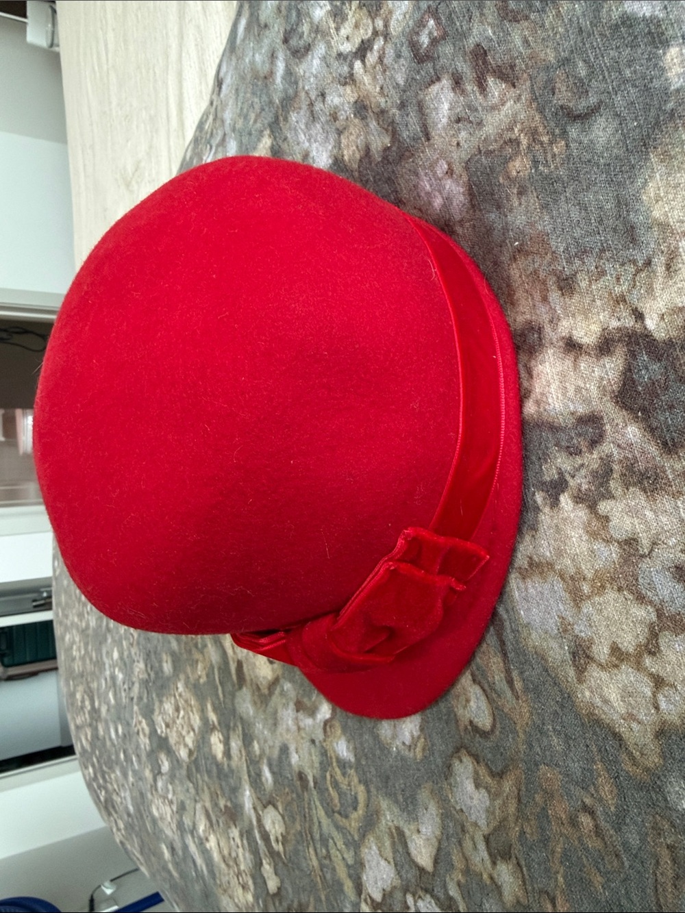Kids Red Felt Bow Cloche Hat - Picture 3 of 4